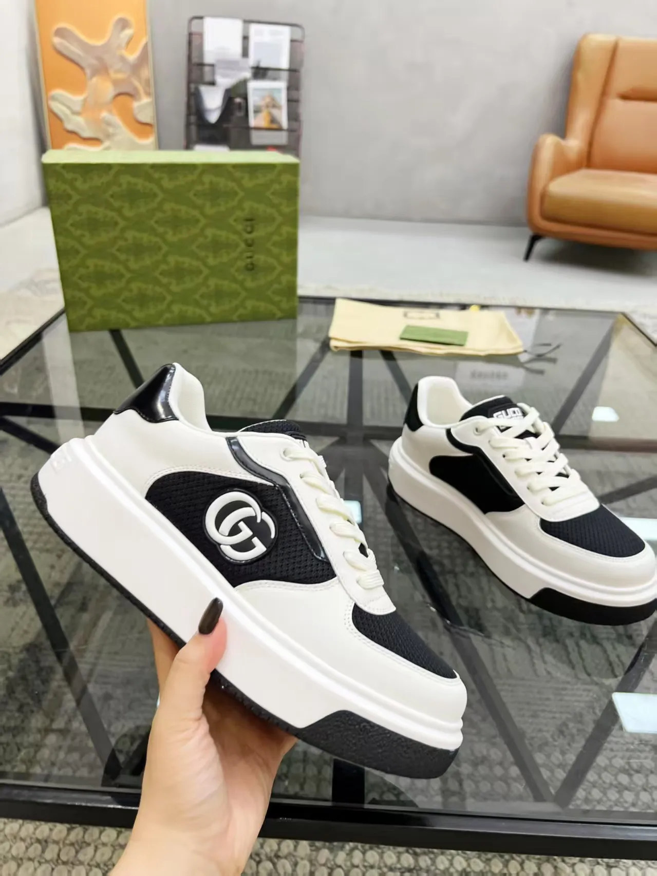 Factory price: 460💰Gucci new men's shoes GUCCI [Lightning] latest shoes are shipped. Original quality, fashionable, made of special materials, sheepskin lining, brand new packaging. The foot feels super comfortable and the workmanship is impeccable. Size: 38-45